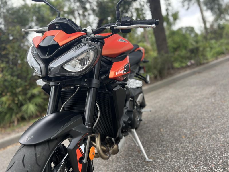 2025 Triumph Street Triple 765 R