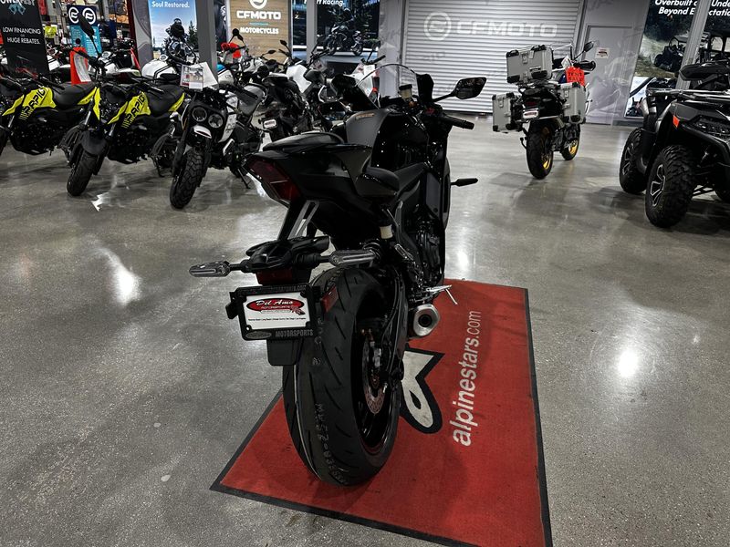 Used 2024 Yamaha YZF-R7 CA Image 9