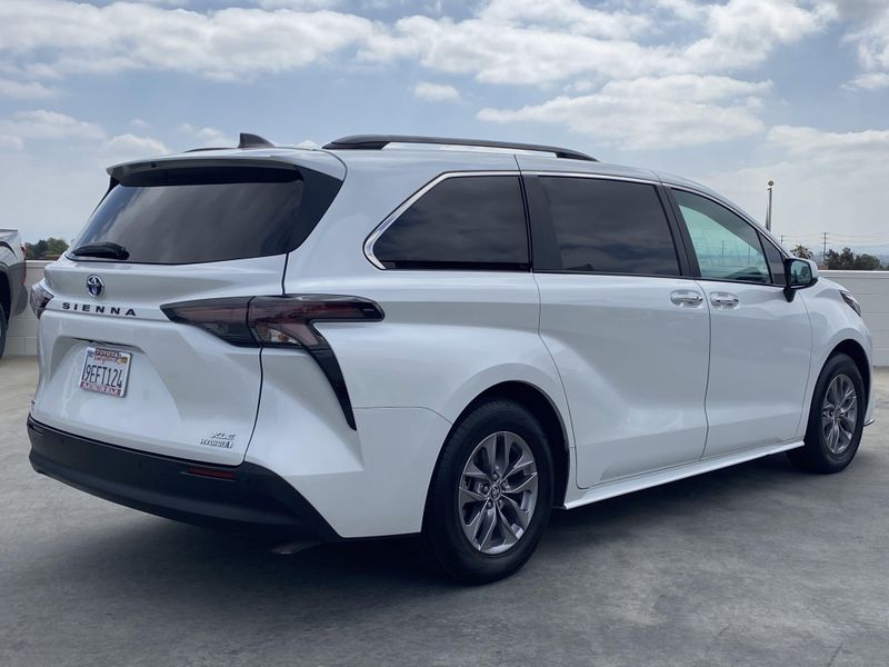 2023 Toyota Sienna XLEImage 4