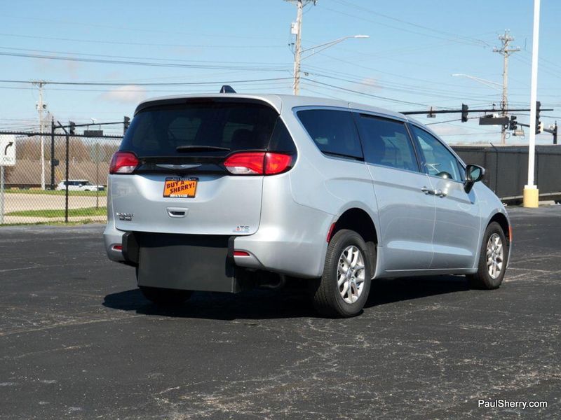 2022 Chrysler Voyager LXImage 24