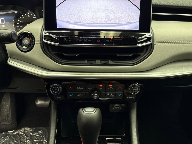 New 2025 Jeep Compass Limited 4x4Image 16