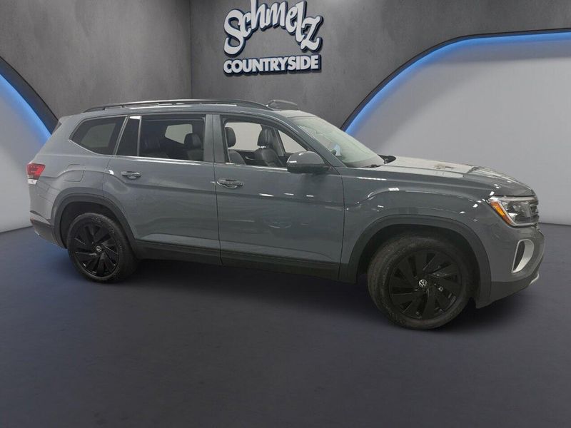 Used 2025 Volkswagen Atlas SE AWD w/Technology & SunroofImage 3