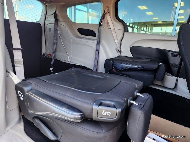 2022 Chrysler Voyager LXImage 52