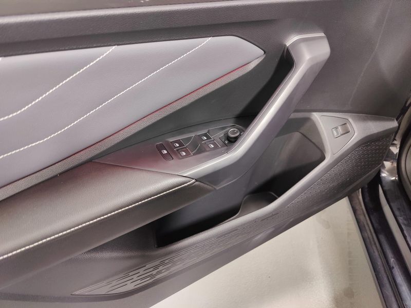 Used 2025 Volkswagen Jetta SEL w/Sunroof & NavigationImage 25