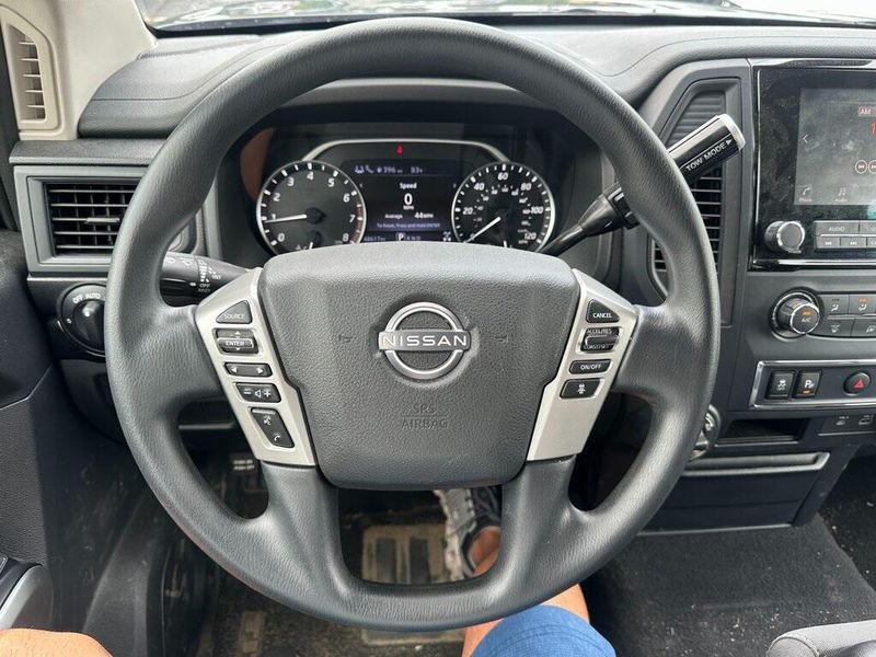 2023 Nissan Titan SV photo 2