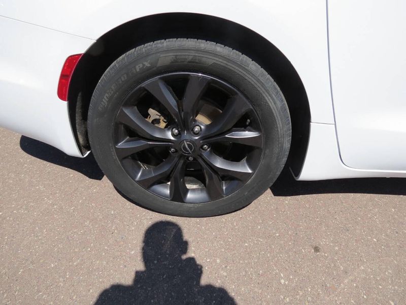 Used 2020 Chrysler Pacifica Touring 4dr Mini VanImage 9