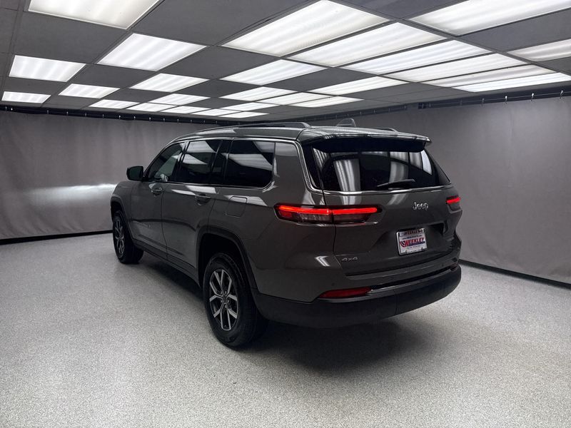 New 2027 Jeep Grand Cherokee L Laredo X 4x4Image 2