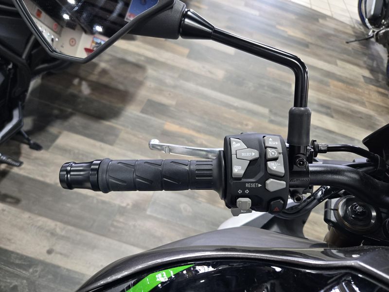 New 2025 Kawasaki Z900 SE ABS METALLIC MATTE GRAPHITE GRAY AND EBONY AND METALLIC GRAPHITE GRAY Image 12