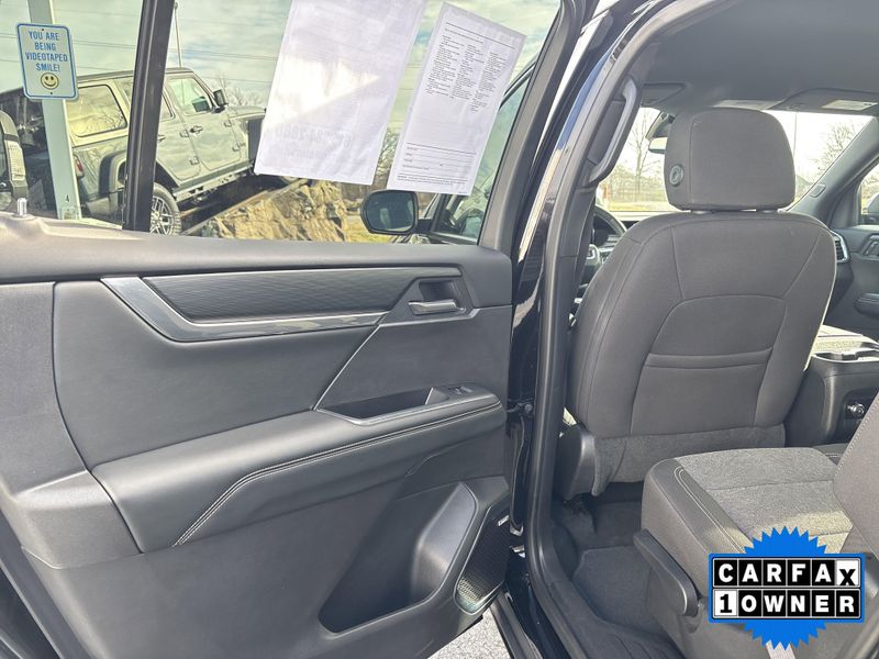 Used 2025 GMC Acadia FWD ElevationImage 16