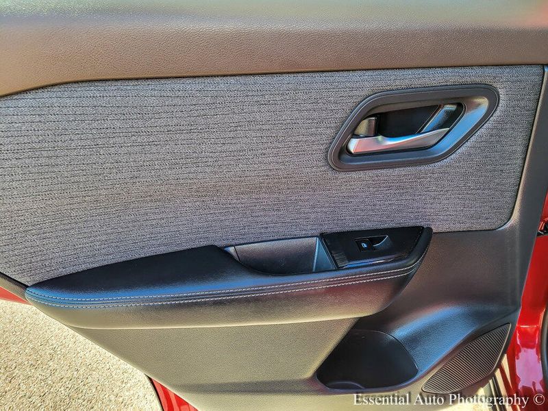 2021 Nissan Rogue SV photo 17