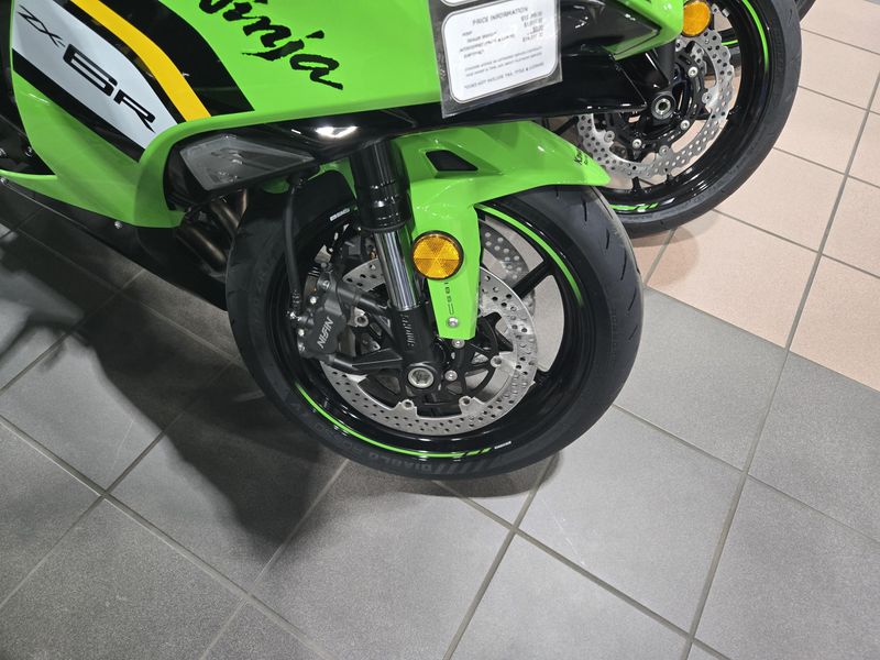 2025 Kawasaki NINJA ZX6R KRT EDITION ABS LIME GREEN AND EBONY AND PEARL BLIZZARD WHITEImage 9