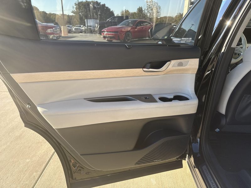 Used 2023 Hyundai Palisade LimitedImage 16