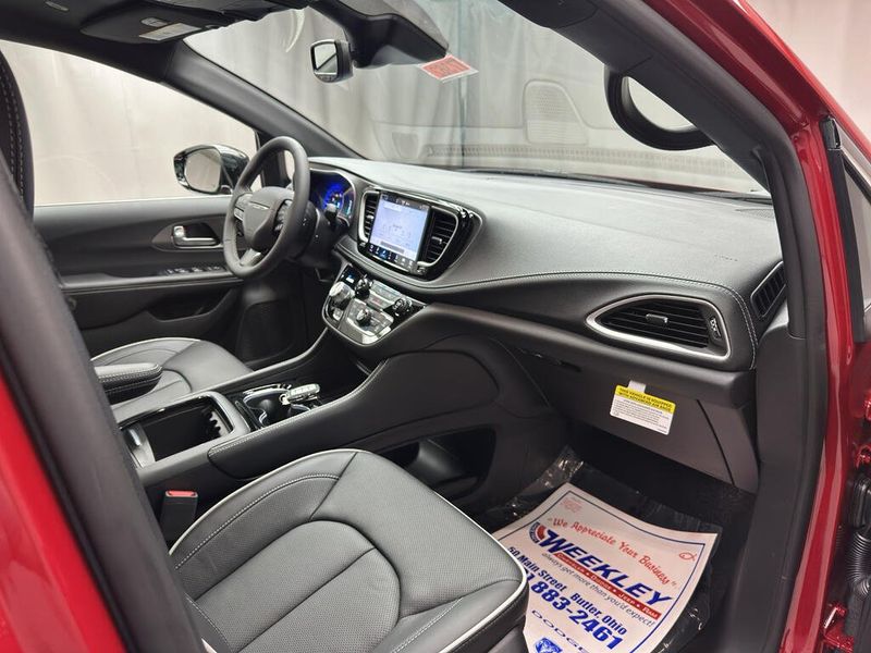 New 2027 Chrysler Pacifica Limited AwdImage 25