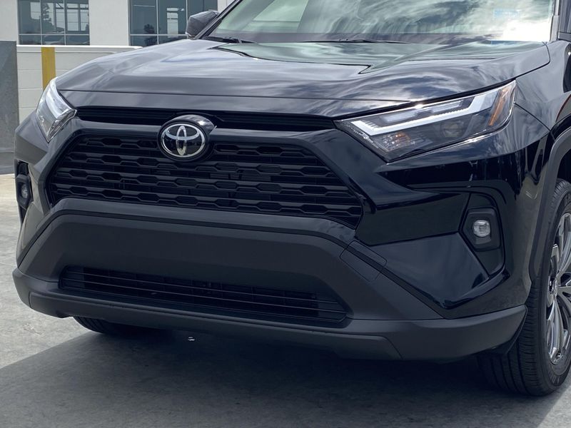 2025 Toyota RAV4 Hybrid XLE PremiumImage 7