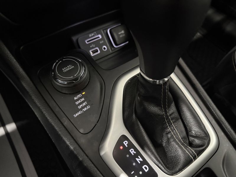 Used 2018 Jeep Cherokee Latitude PlusImage 39