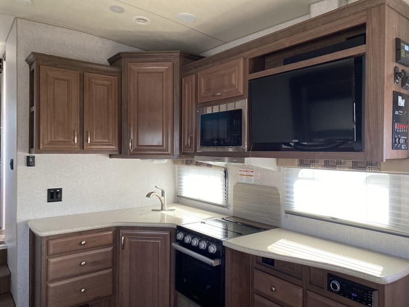 Used 2023 FOX MOUNTAIN 265RDS Image 9