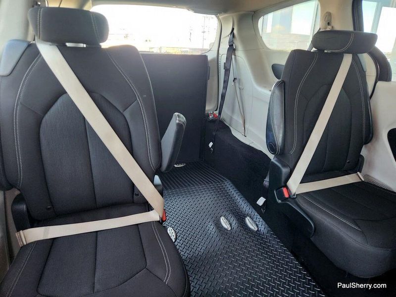 2022 Chrysler Voyager LXImage 4