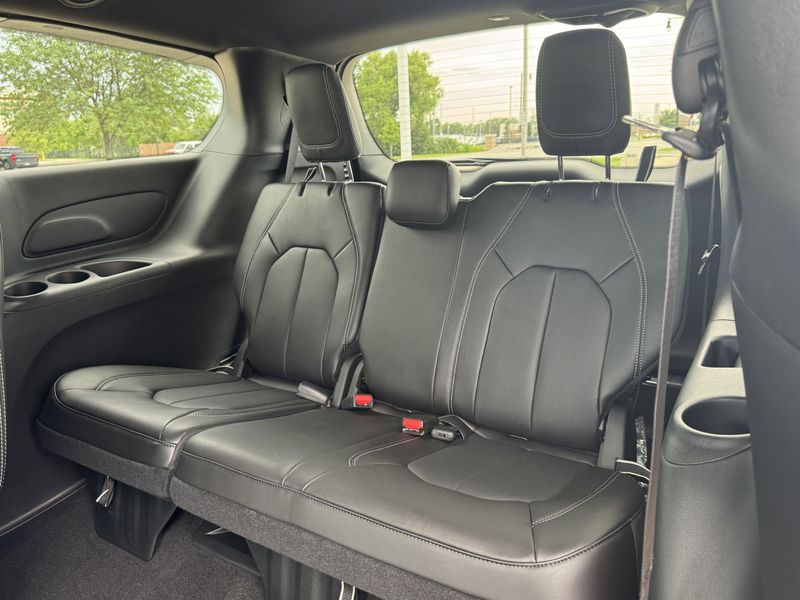 New 2025 Chrysler Pacifica SelectImage 12