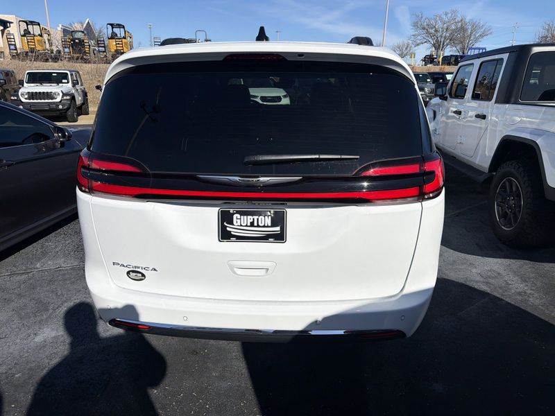 Used 2025 Chrysler Pacifica SelectImage 7