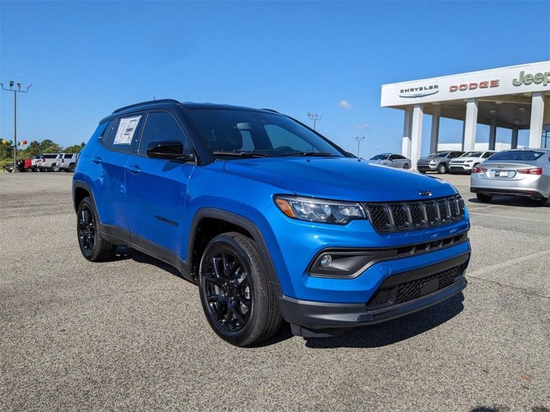 2023 Jeep Compass Altitude 4x4 in a Laser Blue Pearl Coat exterior color and Blackinterior. South Georgia CDJR 229-443-1466 southgeorgiacdjr.com 