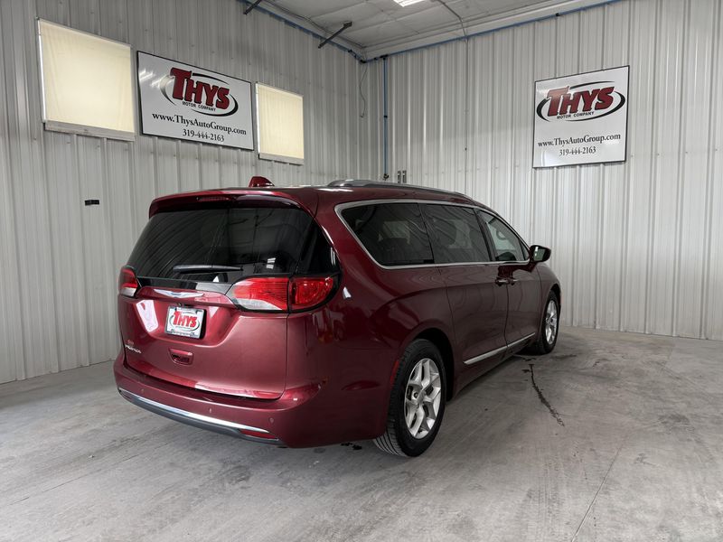 Used 2018 Chrysler Pacifica Touring LImage 3