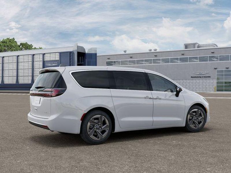 New 2027 Chrysler Pacifica LimitedImage 4