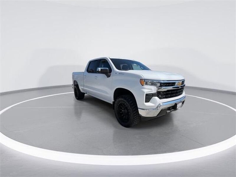 2022 Chevrolet Silverado LT photo 2