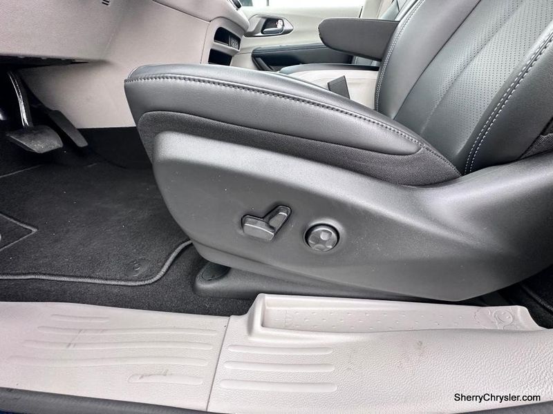 2023 Chrysler Pacifica Touring LImage 16