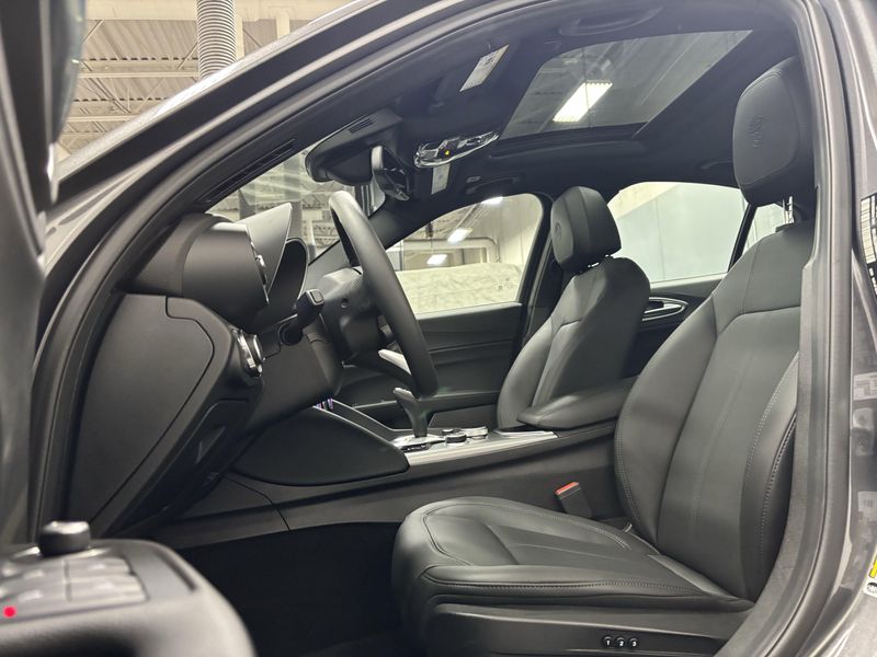 2024 Alfa Romeo Giulia Ti Q4 AWD w/Sunroof/Nav/Activ AsstImage 3