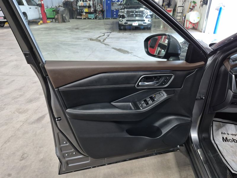 2023 Nissan Rogue PlatinumImage 24