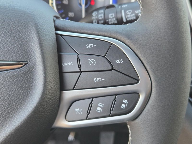 New 2026 Chrysler Pacifica Select FWD
