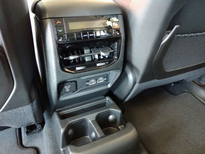 2023 Jeep Grand Cherokee L Limited 4x4Image 11
