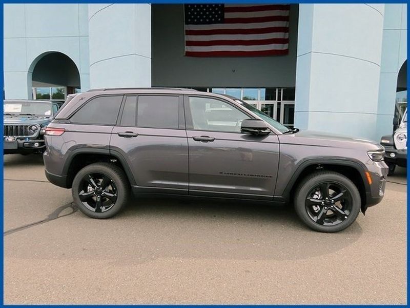 2023 Jeep Grand Cherokee LaredoImage 2