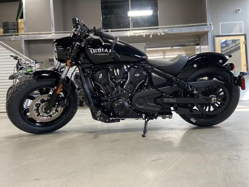 2025 Indian Motorcycle SCOUT BOBBER BLACK METALLIC Image 3