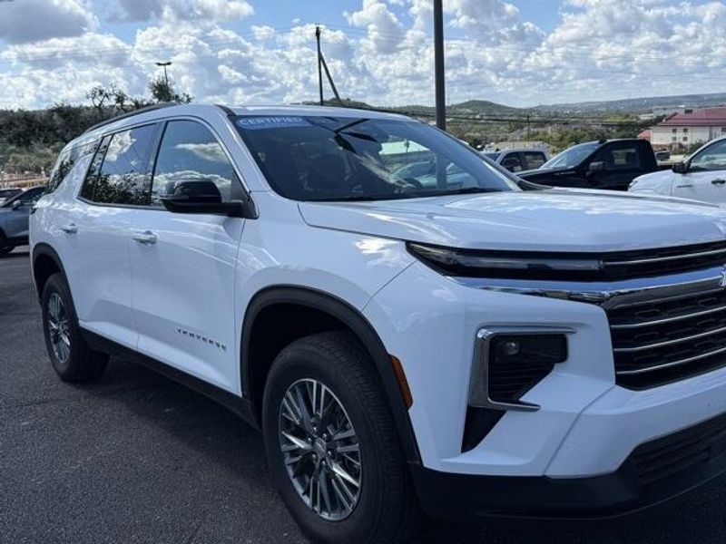 2025 Chevrolet Traverse 1LT photo 2
