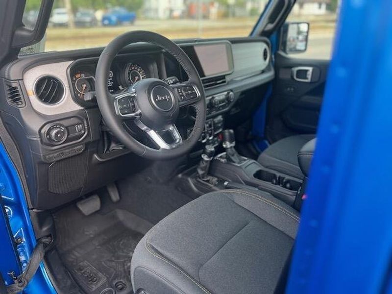 New 2025 Jeep Wrangler 4-door SaharaImage 17