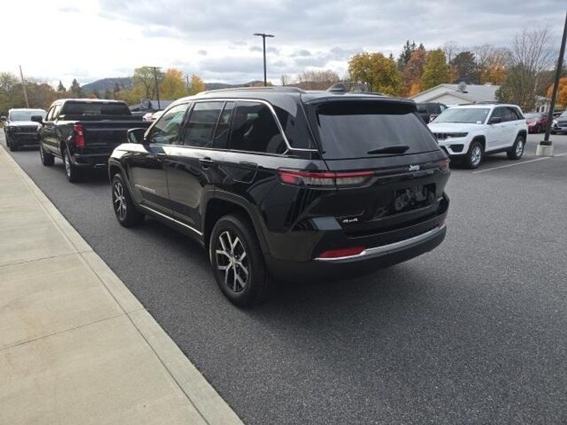 2025 Jeep Grand Cherokee Limited photo 3