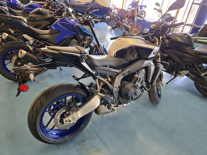 2025 Yamaha MT09 SP LIQUID METAL RAVEN Image 6