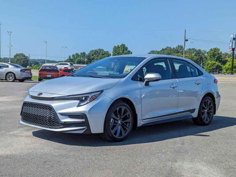 2023 Toyota Corolla SE in a Classic Silver Metallic exterior color and Black/Redinterior. Johnson Dodge 601-693-6343 pixelmotiondemo.com 