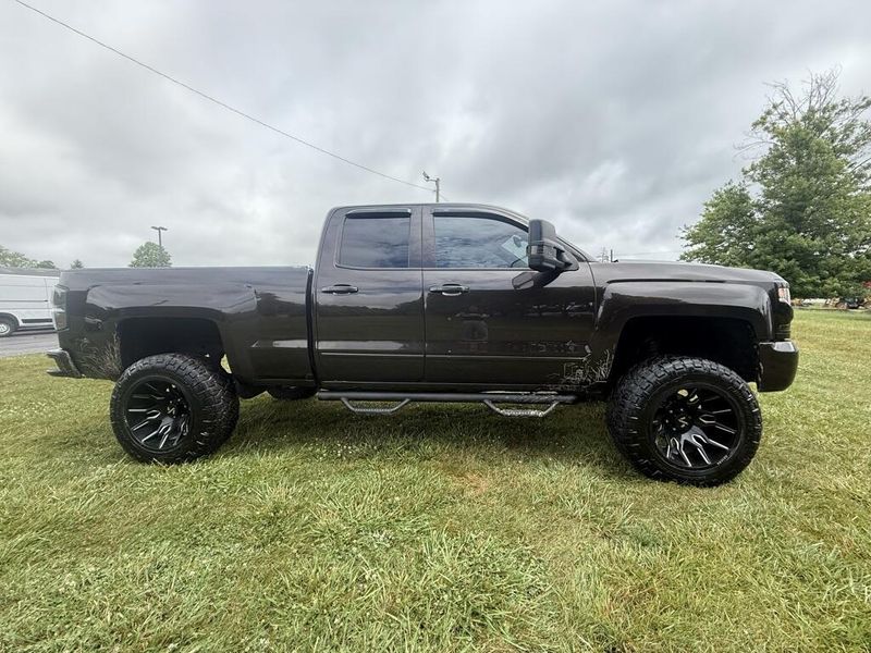 2018 Chevrolet Silverado 1500 LT photo 2