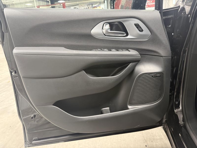 New 2026 Chrysler Pacifica LimitedImage 25