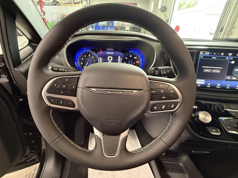 New 2027 Chrysler Pacifica SelectImage 17
