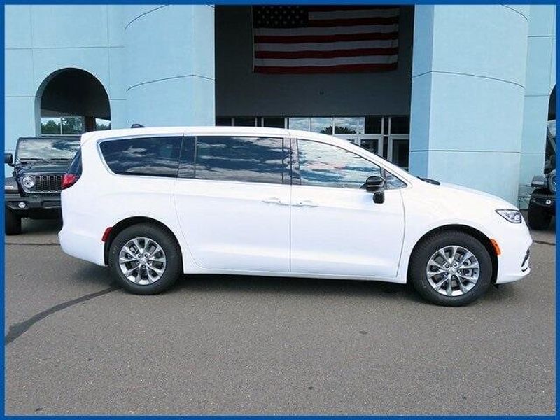 New 2025 Chrysler Pacifica SelectImage 1