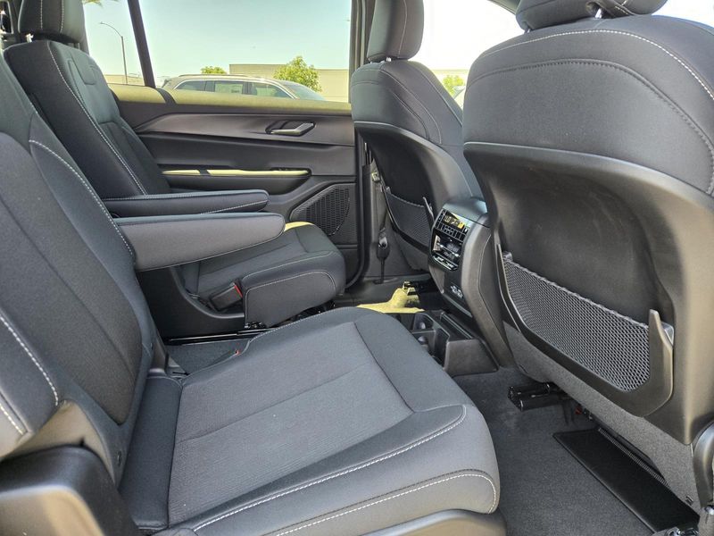 New 2026 Jeep Grand Cherokee L Laredo 4x2