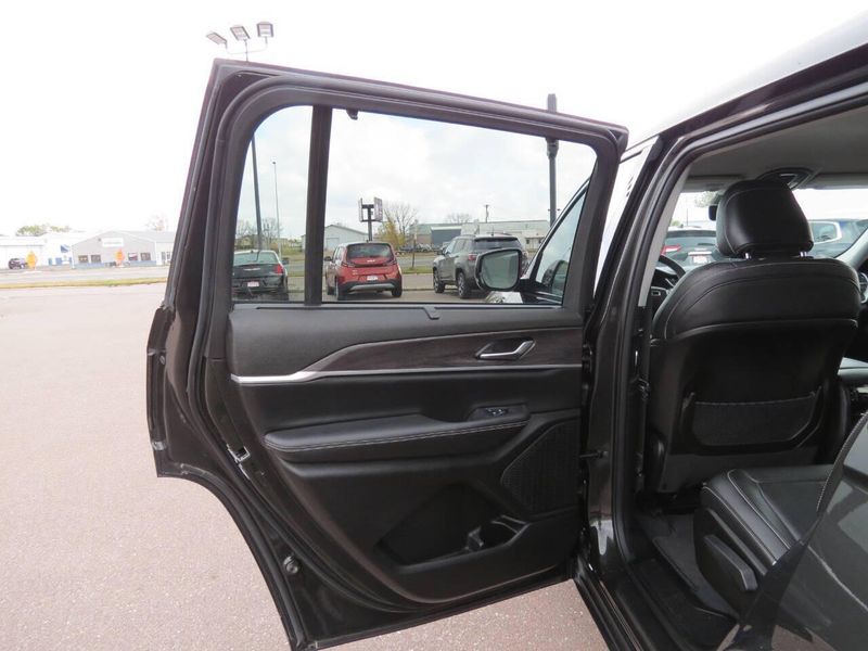 New 2023 Jeep Grand Cherokee L Limited 4x4 4dr SUVImage 27