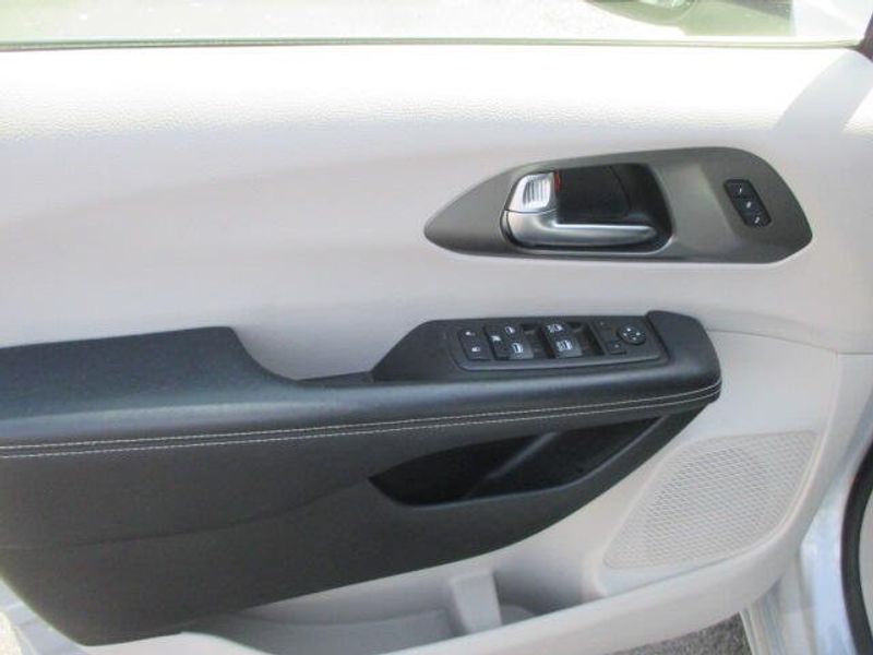 2023 Chrysler Pacifica Touring LImage 16