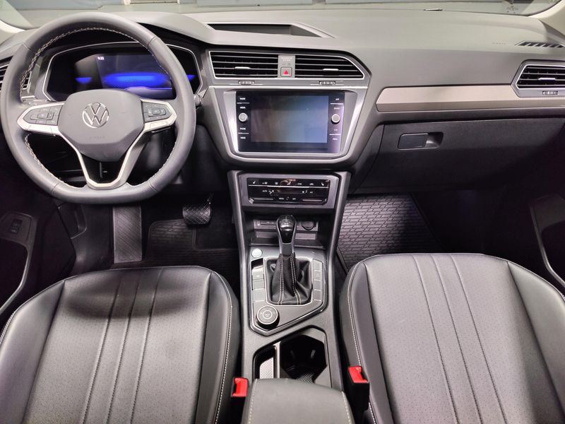 Used 2024 Volkswagen Tiguan SE AWD w/SunroofImage 18