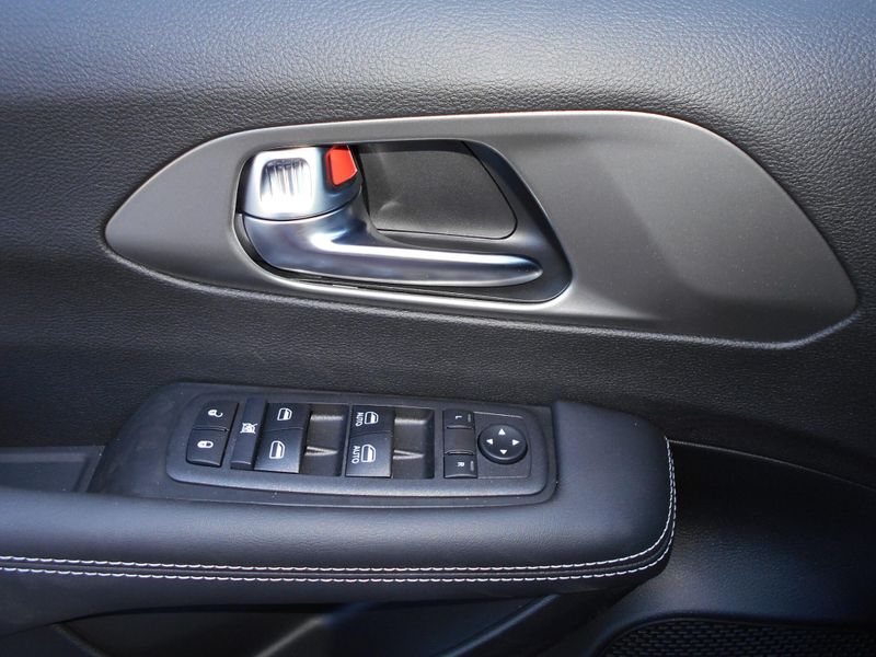 New 2025 Chrysler Voyager LxImage 24
