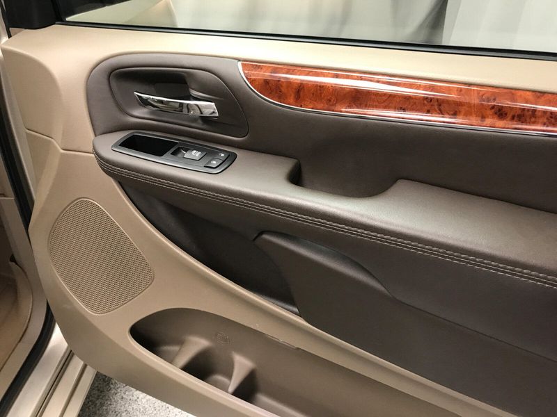 2015 Chrysler Town & Country Touring-LImage 23
