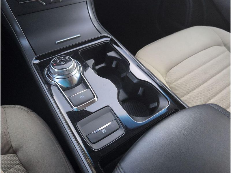 Used 2020 Ford Edge SEImage 20